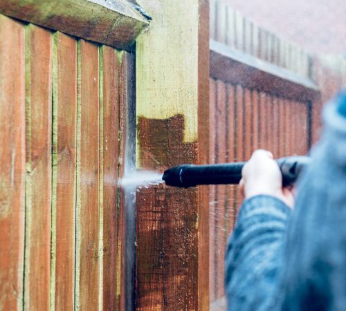 cleaning-of-wood-fence-with-pressure-washer